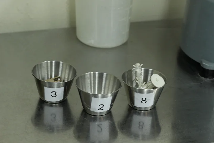 Taças metálicas numeradas com peças separadas por lote